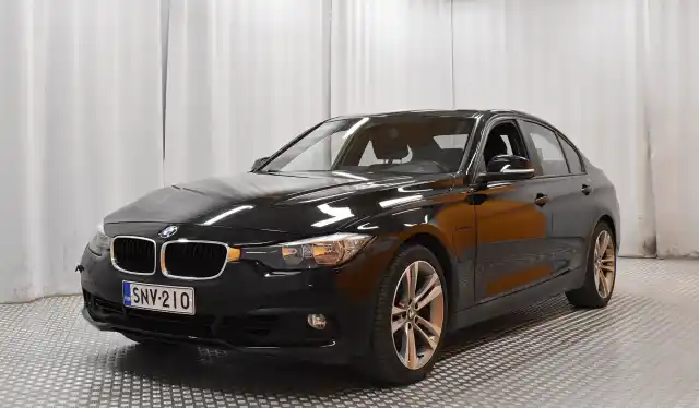 Musta Sedan, BMW 330 – SNV-210