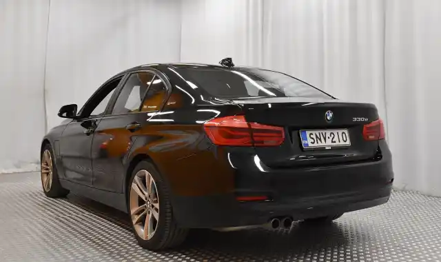 Musta Sedan, BMW 330 – SNV-210
