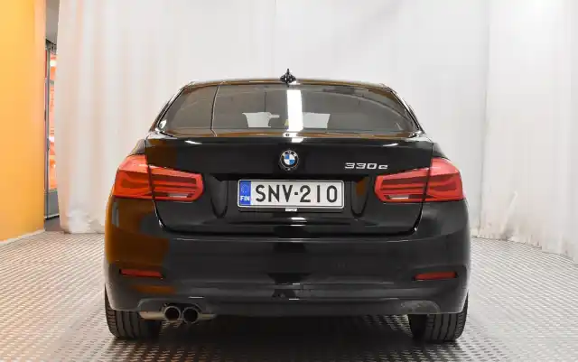 Musta Sedan, BMW 330 – SNV-210