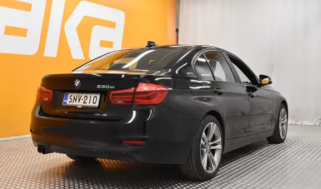 Musta Sedan, BMW 330 – SNV-210