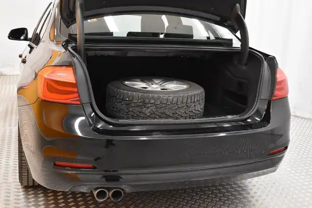 Musta Sedan, BMW 330 – SNV-210