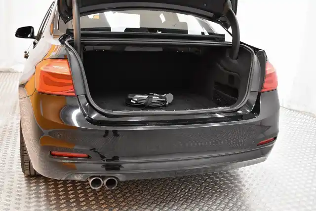 Musta Sedan, BMW 330 – SNV-210