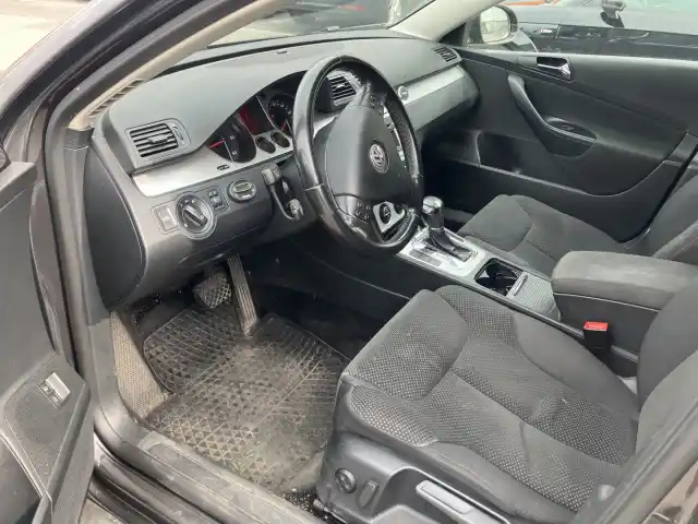 Harmaa Farmari, Toyota Auris – SNX-224