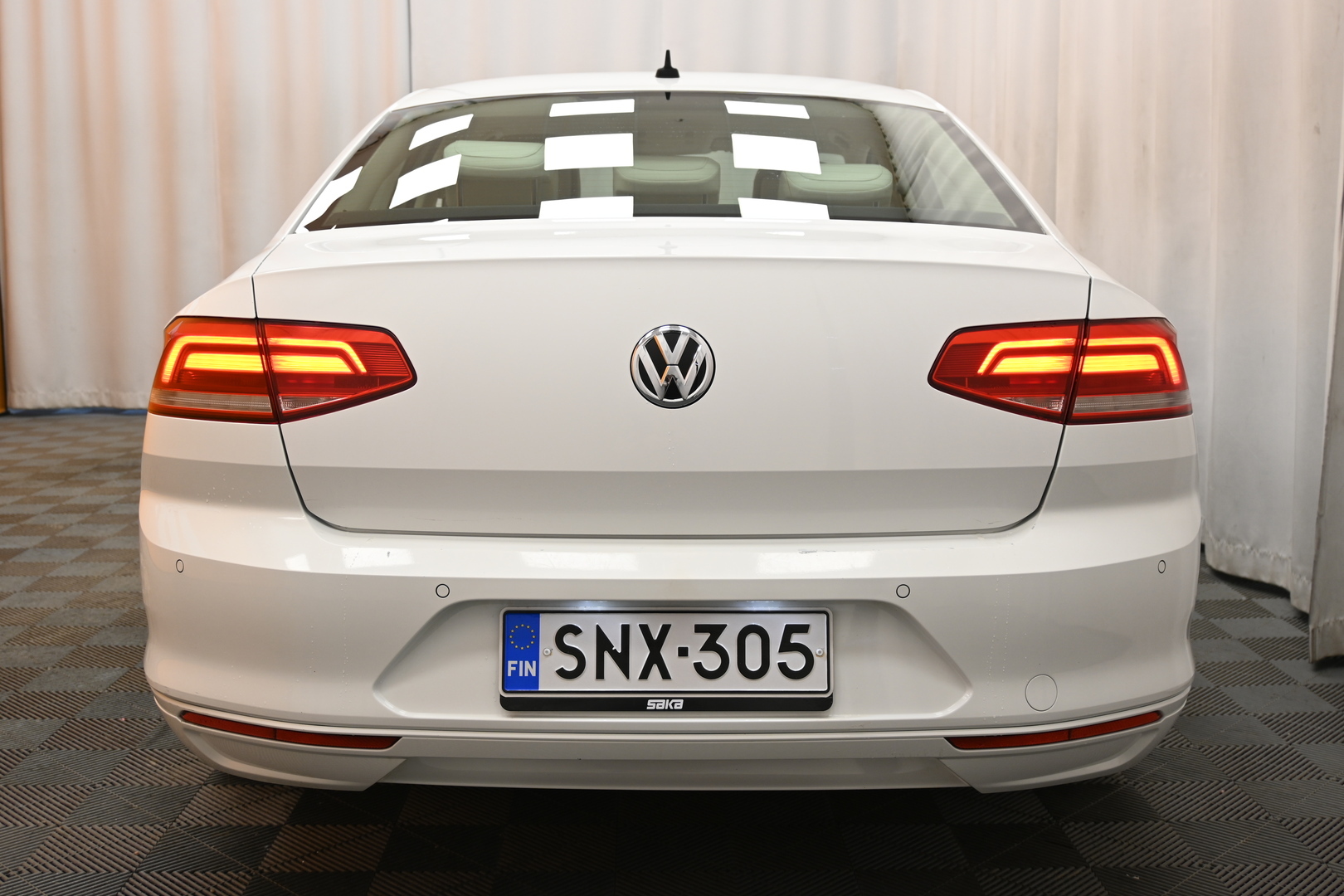 Valkoinen Sedan, Volkswagen Passat – SNX-305