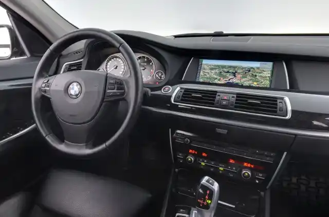 Harmaa Sedan, BMW 530 GRAN TURISMO – SNX-600