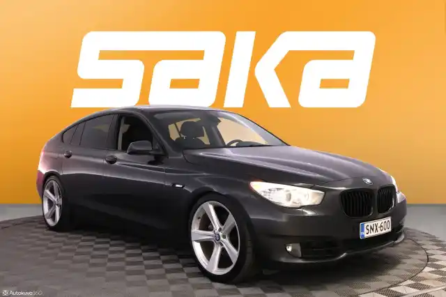 Harmaa Sedan, BMW 530 – SNX-600