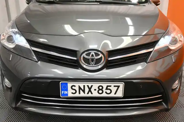 Harmaa Tila-auto, Toyota Verso – SNX-857