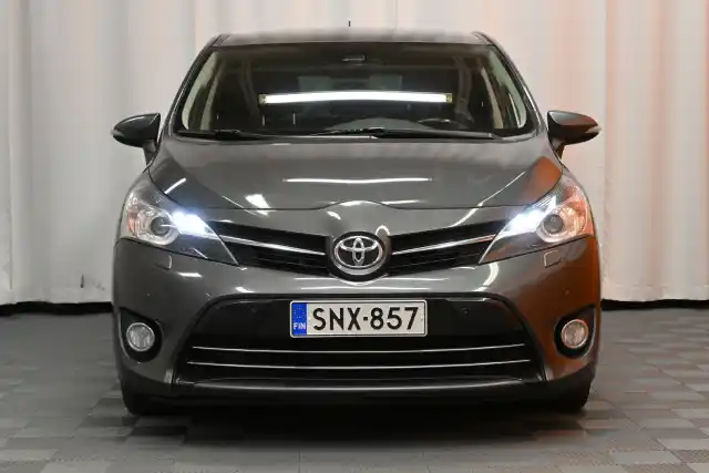 Harmaa Tila-auto, Toyota Verso – SNX-857