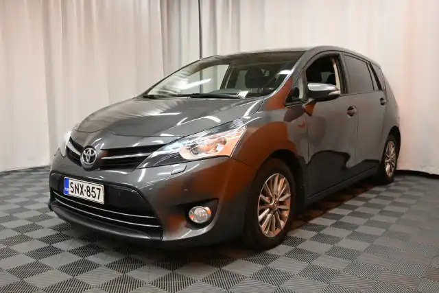 Harmaa Tila-auto, Toyota Verso – SNX-857