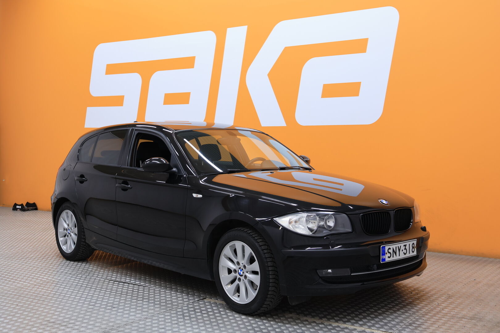 Musta Viistoperä, BMW 116 – SNY-318
