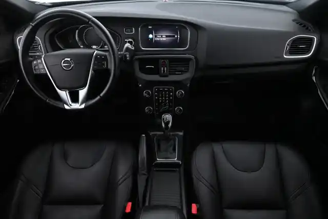 Musta Viistoperä, Volvo V40 – SOA-270