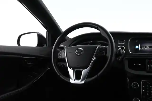 Musta Viistoperä, Volvo V40 – SOA-270