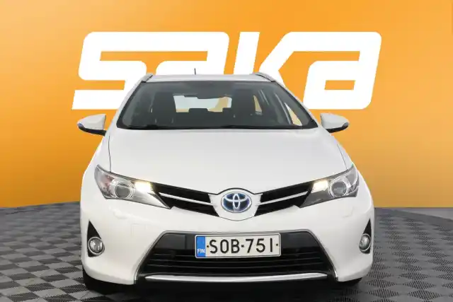 Valkoinen Farmari, Toyota Auris – SOB-751