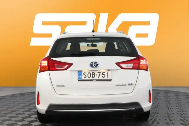 Valkoinen Farmari, Toyota Auris – SOB-751