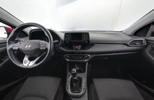 Punainen Viistoperä, Hyundai I30 – SOC-614