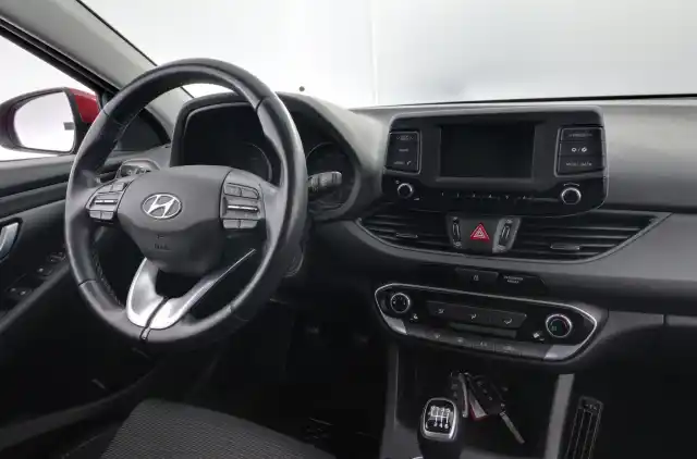 Punainen Viistoperä, Hyundai I30 – SOC-614