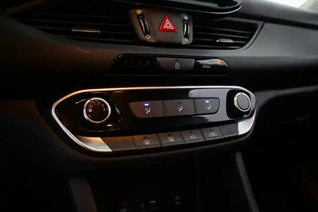 Punainen Viistoperä, Hyundai I30 – SOC-614