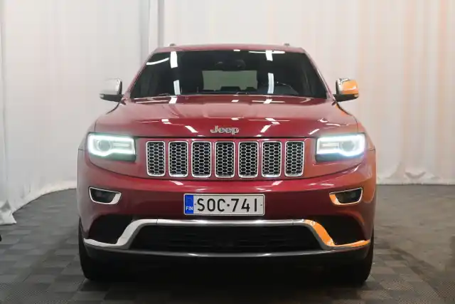 Punainen Maastoauto, Jeep Grand Cherokee – SOC-741