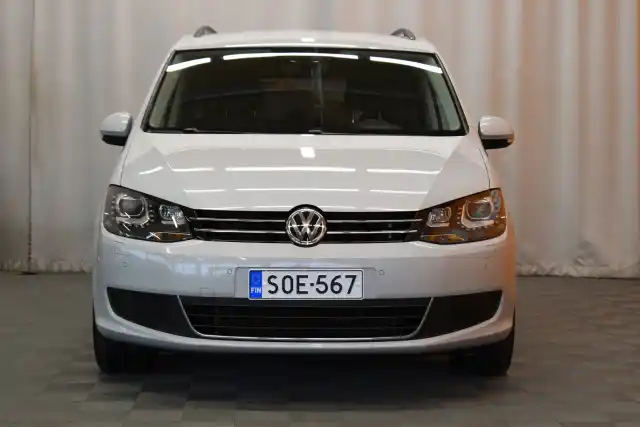 Valkoinen Tila-auto, Volkswagen Sharan – SOE-567