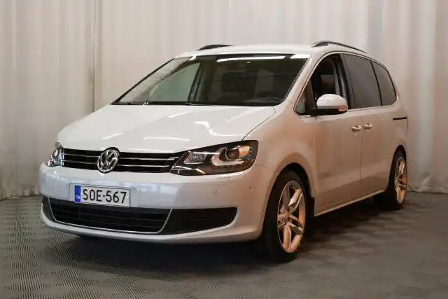 Valkoinen Tila-auto, Volkswagen Sharan – SOE-567