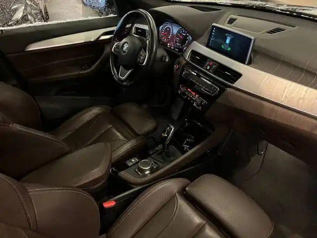 Ruskea (beige) Maastoauto, BMW X1 – SOE-598