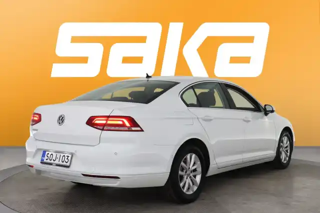 Valkoinen Sedan, Volkswagen Passat – SOJ-103