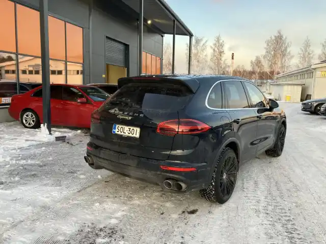 Musta Maastoauto, Porsche Cayenne – SOL-301