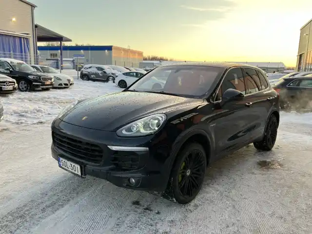 Musta Maastoauto, Porsche Cayenne – SOL-301