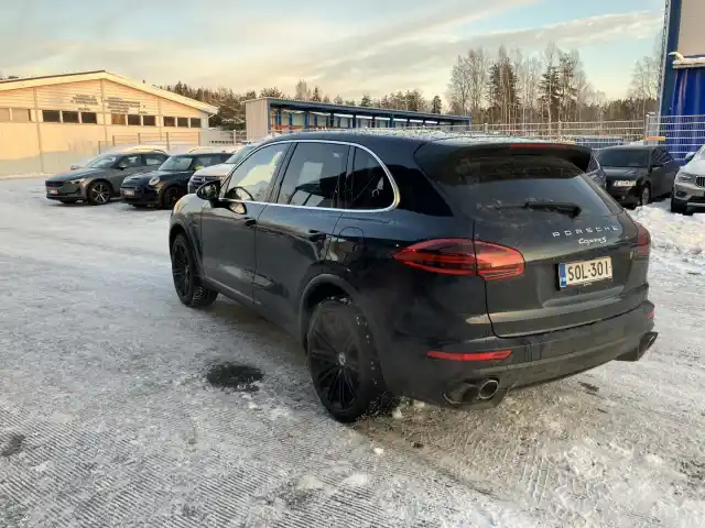 Musta Maastoauto, Porsche Cayenne – SOL-301