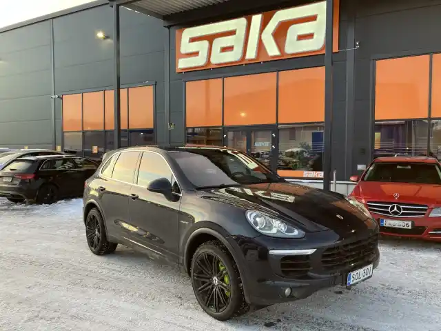 Musta Maastoauto, Porsche Cayenne – SOL-301