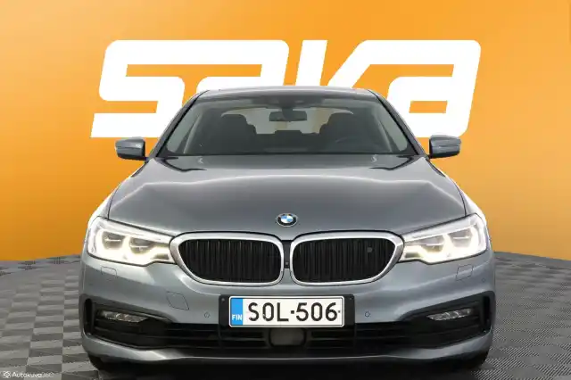 Harmaa Sedan, BMW 530 – SOL-506