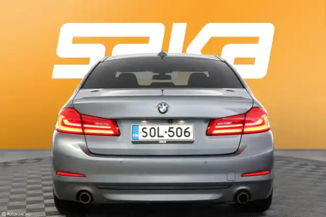 Harmaa Sedan, BMW 530 – SOL-506