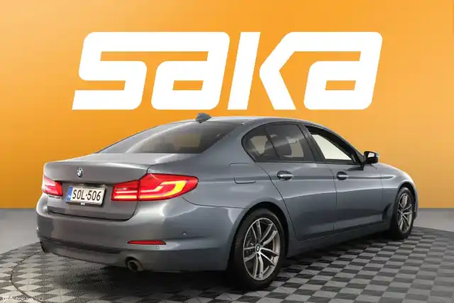 Harmaa Sedan, BMW 530 – SOL-506