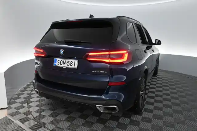 Sininen Maastoauto, BMW X5 – SON-581