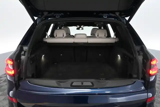 Sininen Maastoauto, BMW X5 – SON-581