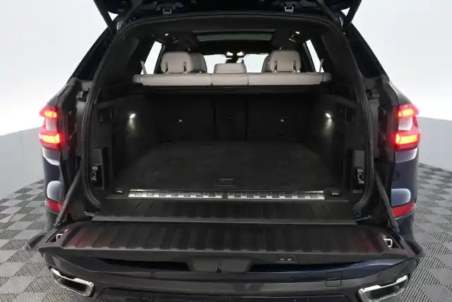 Sininen Maastoauto, BMW X5 – SON-581
