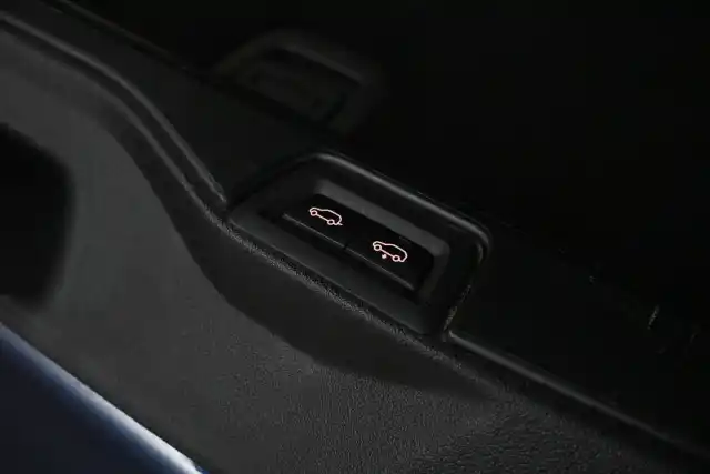 Sininen Maastoauto, BMW X5 – SON-581