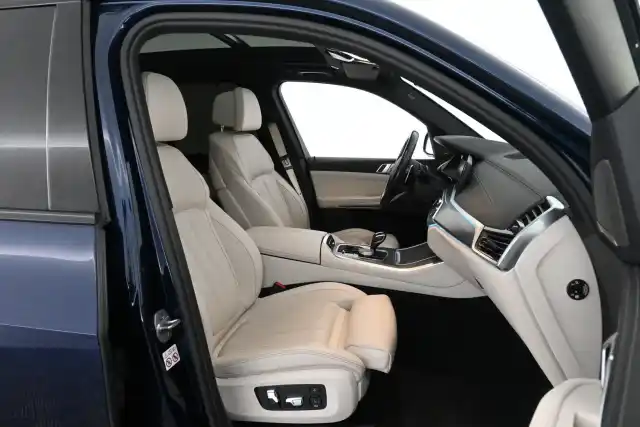 Sininen Maastoauto, BMW X5 – SON-581