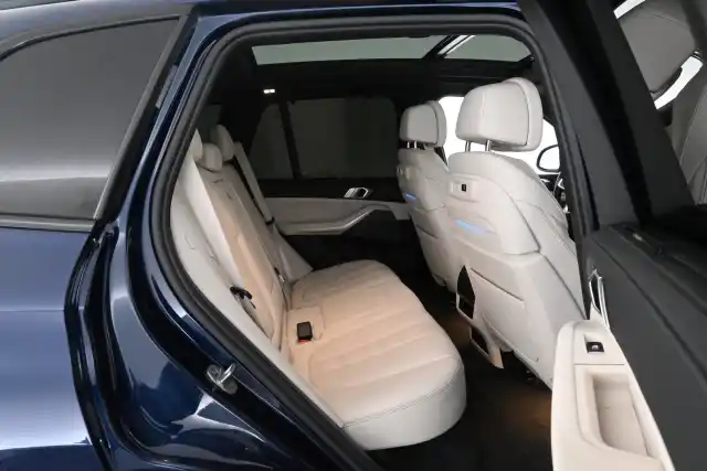 Sininen Maastoauto, BMW X5 – SON-581