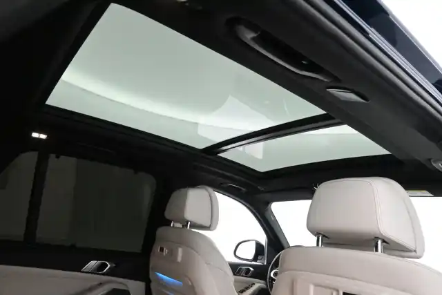 Sininen Maastoauto, BMW X5 – SON-581