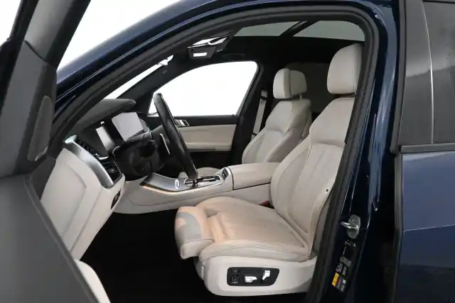 Sininen Maastoauto, BMW X5 – SON-581
