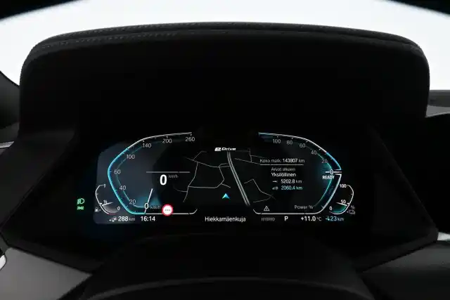 Sininen Maastoauto, BMW X5 – SON-581