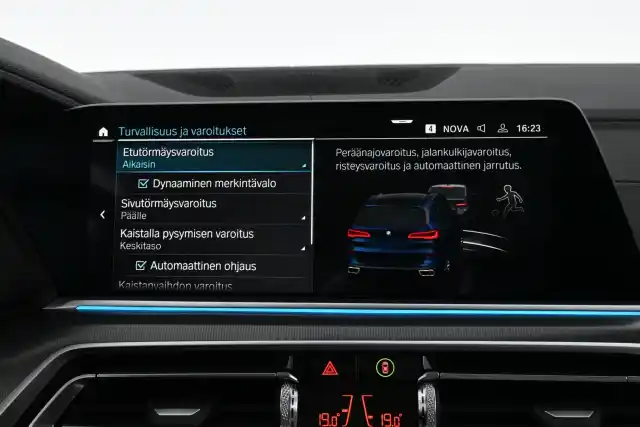 Sininen Maastoauto, BMW X5 – SON-581