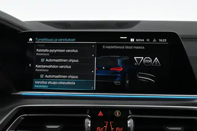 Sininen Maastoauto, BMW X5 – SON-581