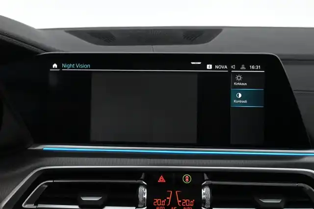 Sininen Maastoauto, BMW X5 – SON-581