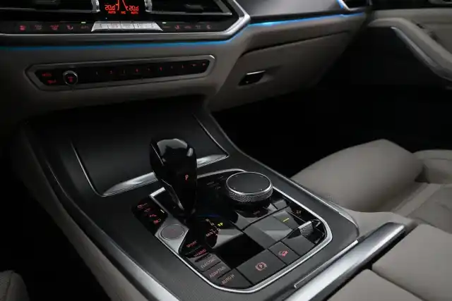 Sininen Maastoauto, BMW X5 – SON-581