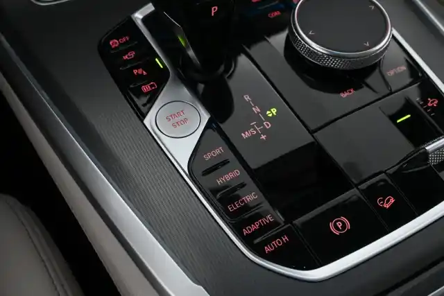 Sininen Maastoauto, BMW X5 – SON-581