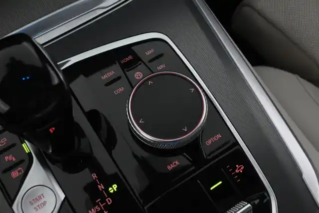 Sininen Maastoauto, BMW X5 – SON-581