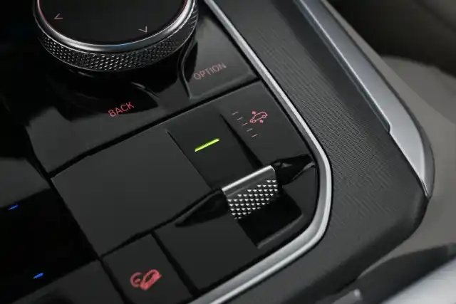 Sininen Maastoauto, BMW X5 – SON-581