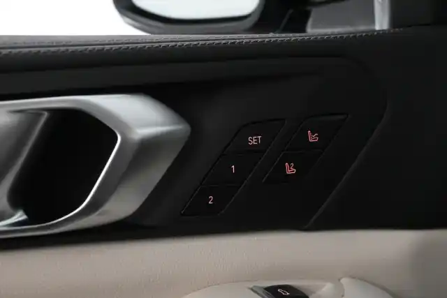 Sininen Maastoauto, BMW X5 – SON-581